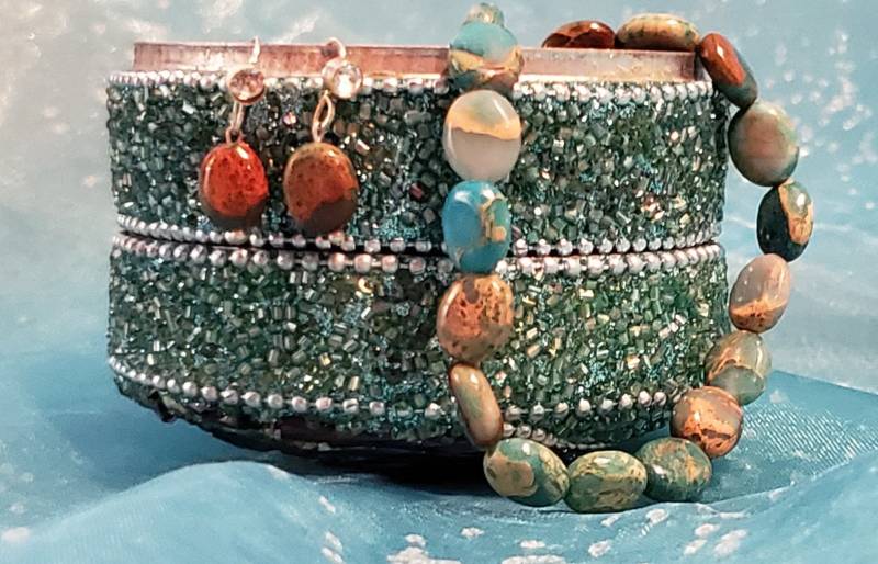 Set Natürliche Imperiale Jaspis Stein Stretch Perlen Multi Farbige Armband Und Durchbohrte Ohrring Set von SweetTreazures