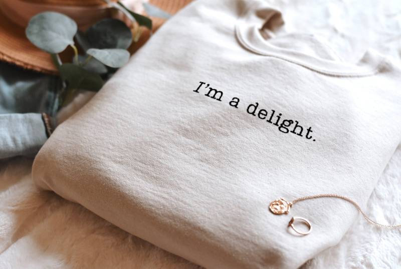 Funny Embroidered Sweatshirt I'm A Delight Sarcastic Gift For Girlfriend Hand Stitched Embroidery Sassy Quote Sweater Trendy Attitude Shirt von SweetVaniaDesign