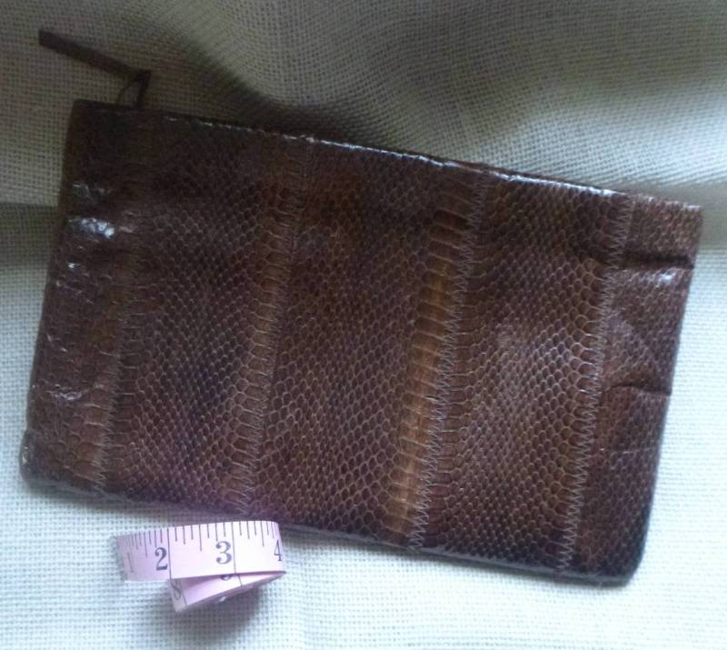 1970Er Schlangenleder-Clutch-Geldbörse Oder Umhängetasche Von Clemente von SweetWrensVintage