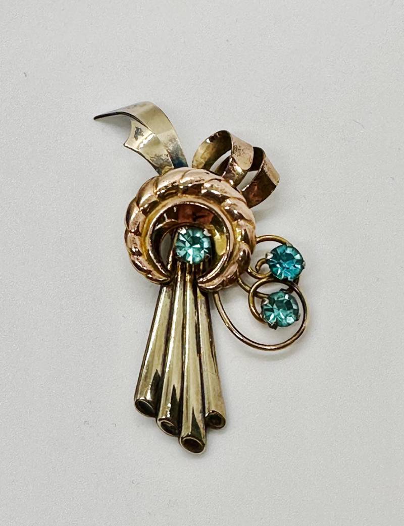 Art Deco Blumenstrauß Brosche Von Harry Iskin Gold Filled Ribbon Design, Blaue Steine von SweetWrensVintage