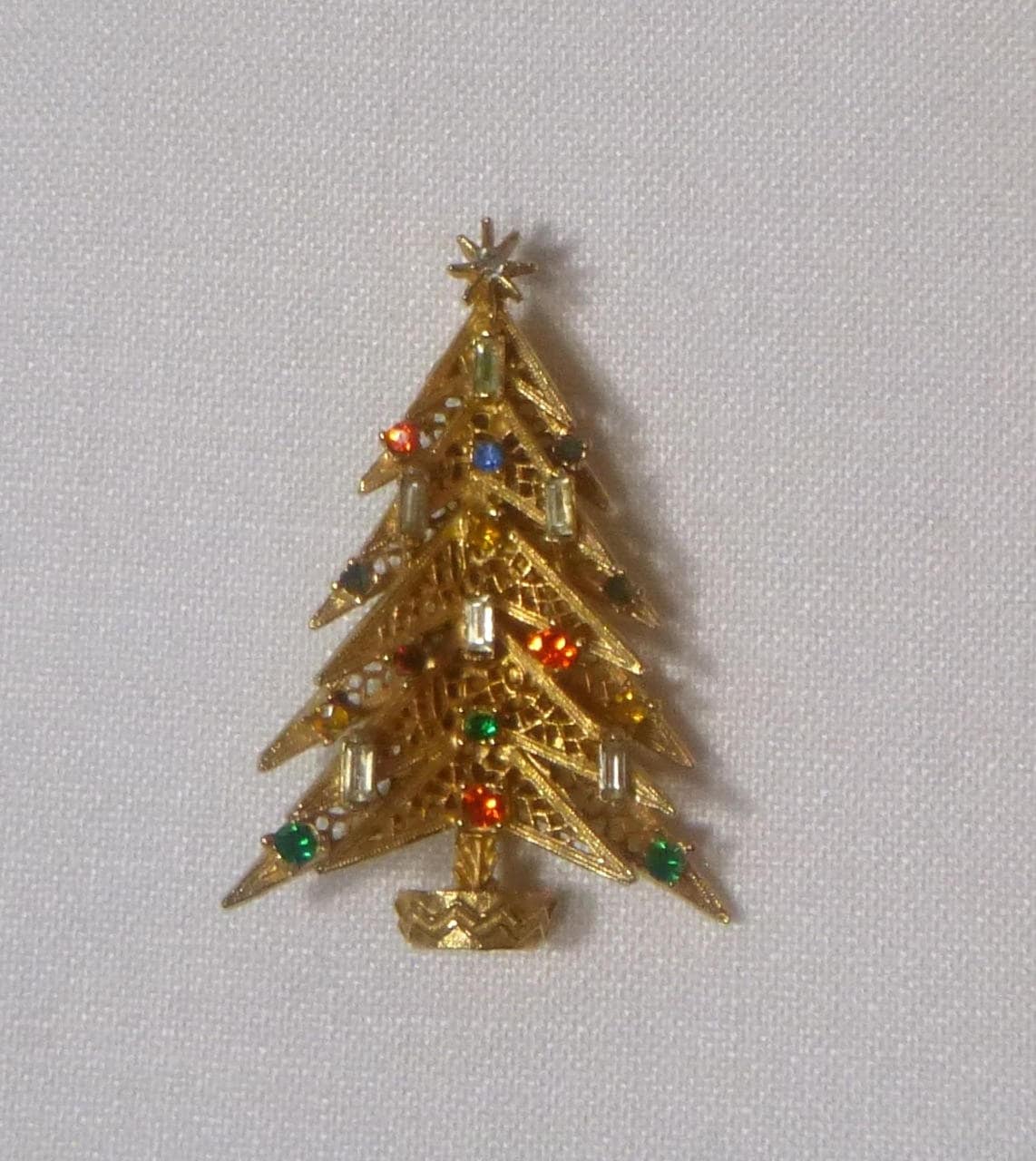 Vintage Art Weihnachtsbaum Pin Strass Kerze Brosche Vintage Art Weihnachtsbaum Pin Strass Kerze Brosche von SweetWrensVintage