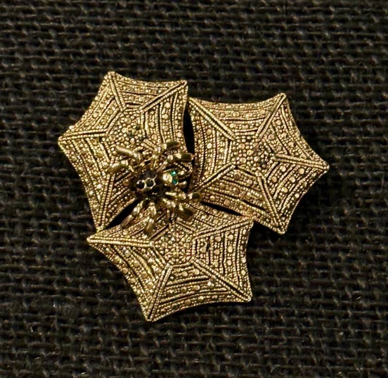 Vintage Strass Spinnennetz Brosche 1970Er Jahre Goldfarben von SweetWrensVintage