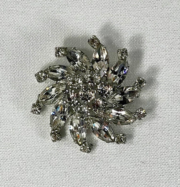 Weiss Strass Windrad Brosche, Anstecknadel Aus Den 1950Er Oder 60Er Jahren von SweetWrensVintage