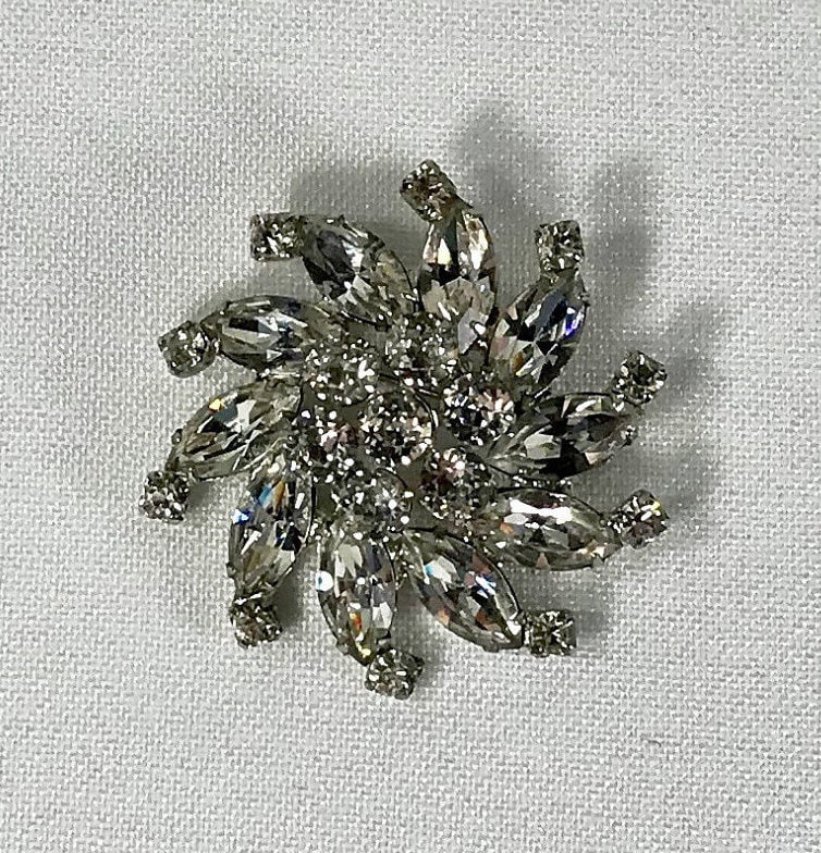 Weiss Strass Windrad Brosche, Anstecknadel Aus Den 1950Er Oder 60Er Jahren von SweetWrensVintage