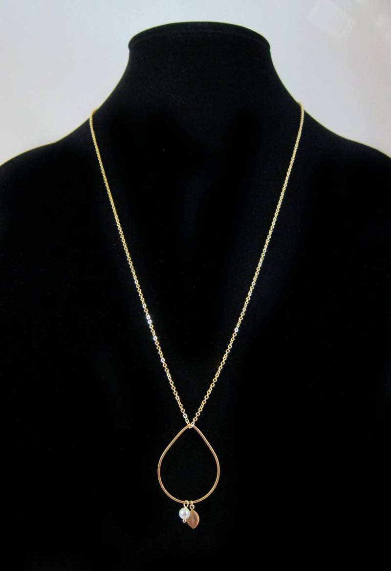 Goldanhänger Teardrop Halskette Süßwasserperle & Blatt Tropfen Goldanhänger Teardrop Halskette Süßwasserperle & Blatt Tropfen von SweetandPretty