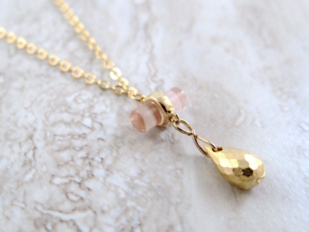 Mini Rosa Zylinder Mit Facettierten Gold Tropfen Kette Halskette Mini Rosa Zylinder Mit Facettierten Gold Tropfen Kette Halskette von SweetandPretty