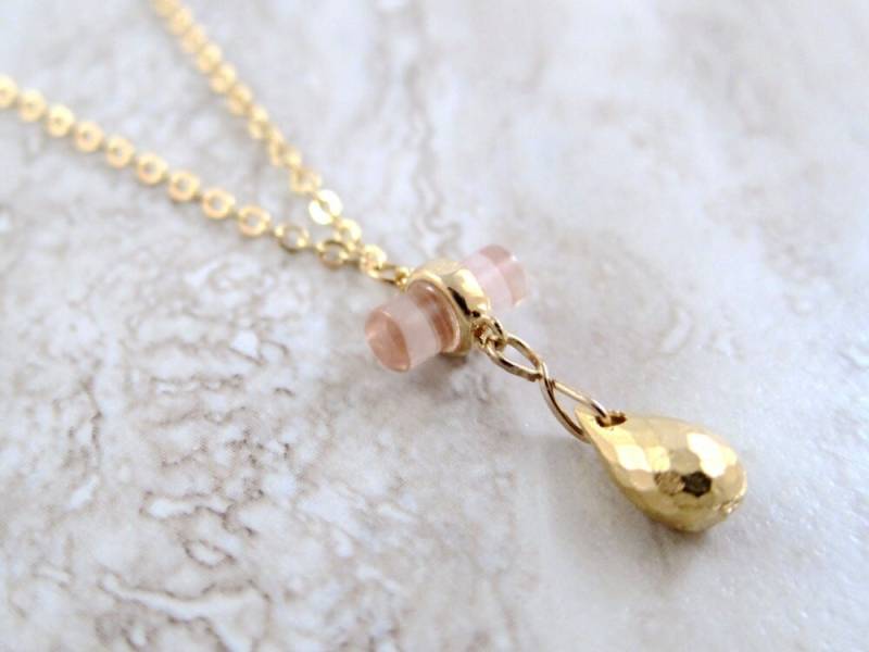 Mini Rosa Zylinder Mit Facettierten Gold Tropfen Kette Halskette Mini Rosa Zylinder Mit Facettierten Gold Tropfen Kette Halskette von SweetandPretty