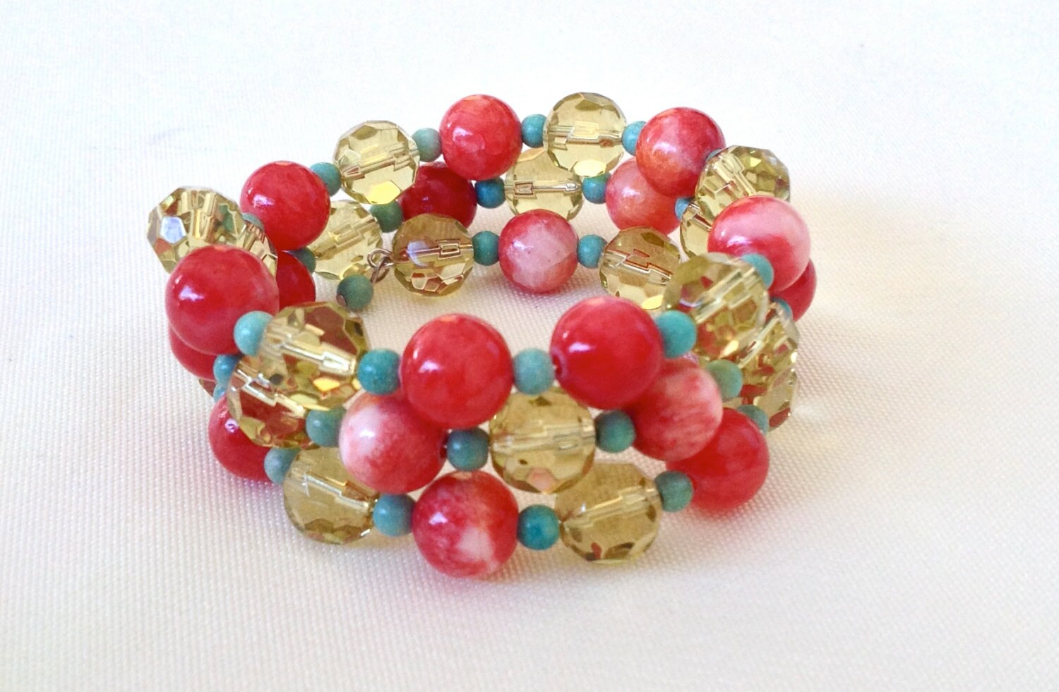 Rotes, Türkis Und Gelbes Perlenarmband, Memory Wire Armband, Wickelarmband Rotes, Türkis Und Gelbes Perlenarmband, Memory Wire Armband, Wickelarmband von SweetbeadsbySejal