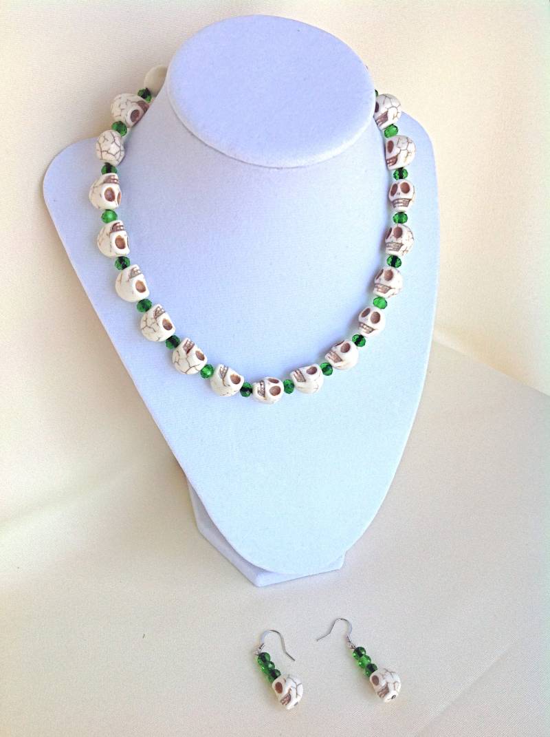 steinschädel Und Grün Halloween Schmuckset, Grünes Glas Schmuck, Gruselige Halloween, Grüner Kobold Kostüm Set steinschädel Und Grün Halloween Schmuckset, Grünes Glas Schmuck, Gruselige Halloween, Grüner Kobold Kostüm Set von SweetbeadsbySejal