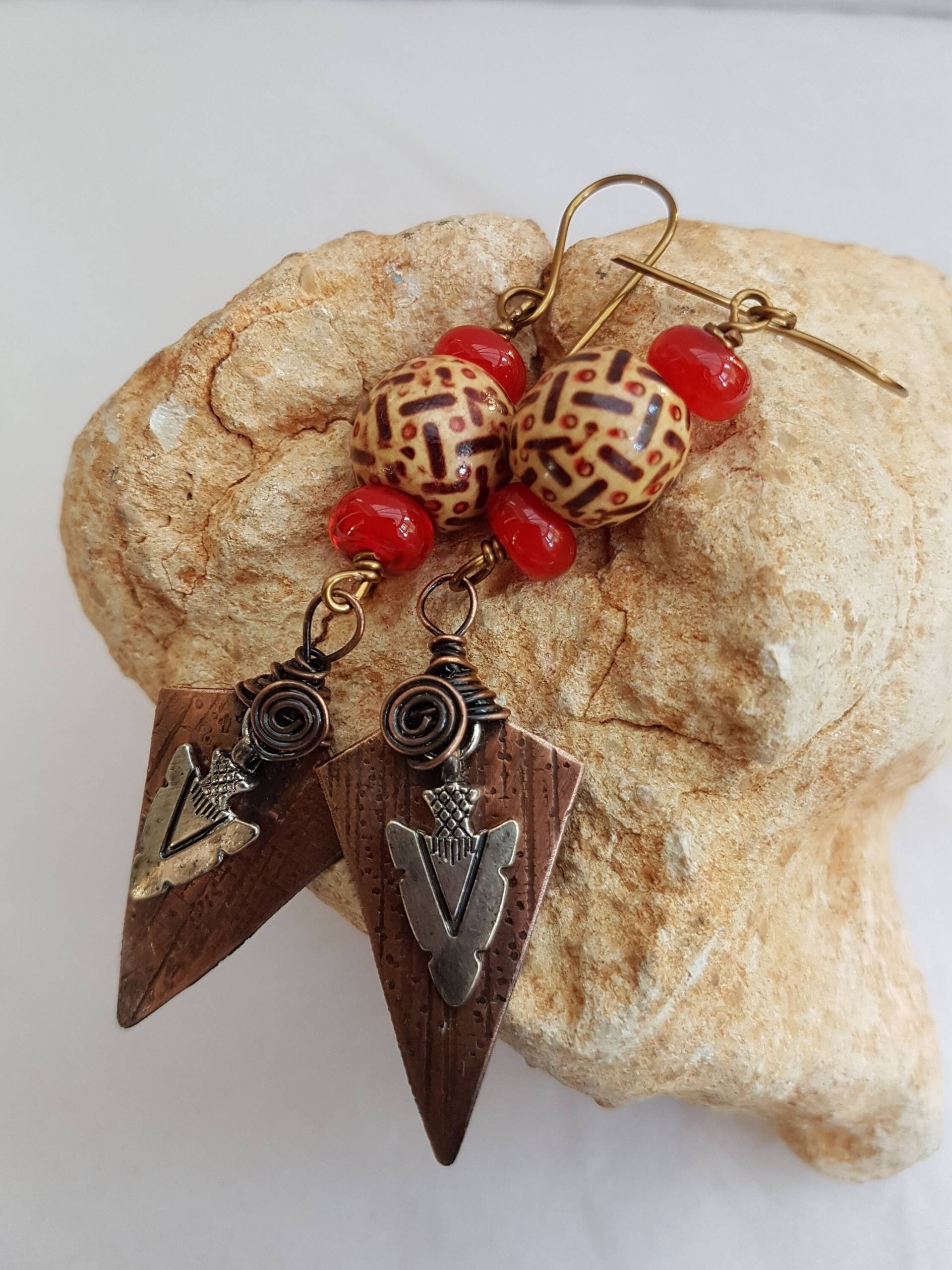 Boho Ohrringe Kupferanhänger, Lampwork Glas - & Holzperle von SweetgemsDesign