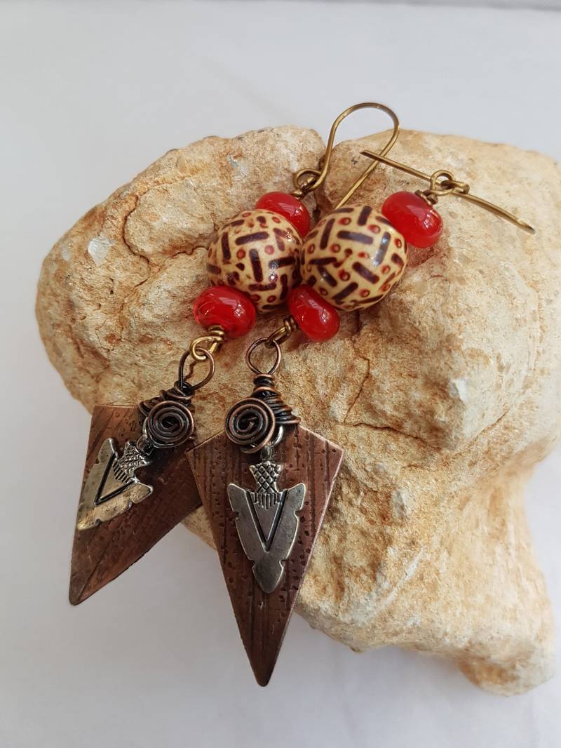 Boho Ohrringe Kupferanhänger, Lampwork Glas - & Holzperle von SweetgemsDesign