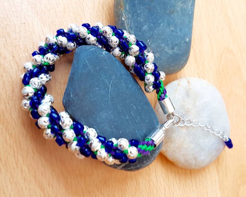 Kumihimo Geflochtenes Armband Blaue Acryl & Silber Perlen von SweetgemsDesign
