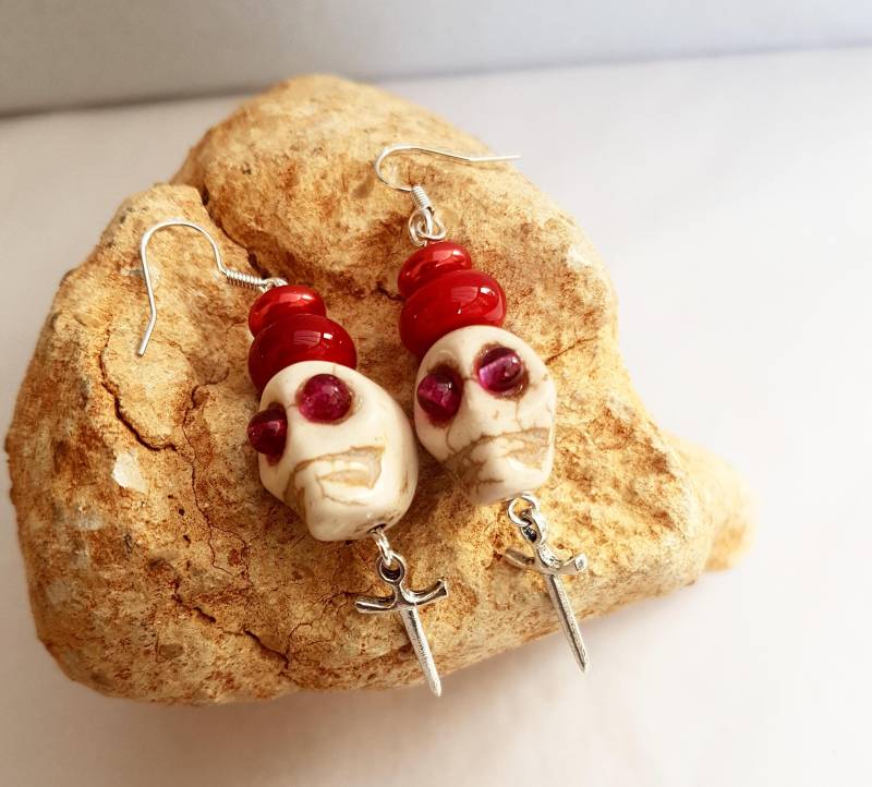 Halloween Totenkopf Ohrringe Howlith, Rote Glasperlen, Silberkreuz von SweetgemsDesign