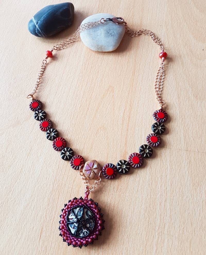 Handgearbeitete Lampwork Glas Halskette Rot Schwarzer Anhänger Aus Polymer Clay von SweetgemsDesign