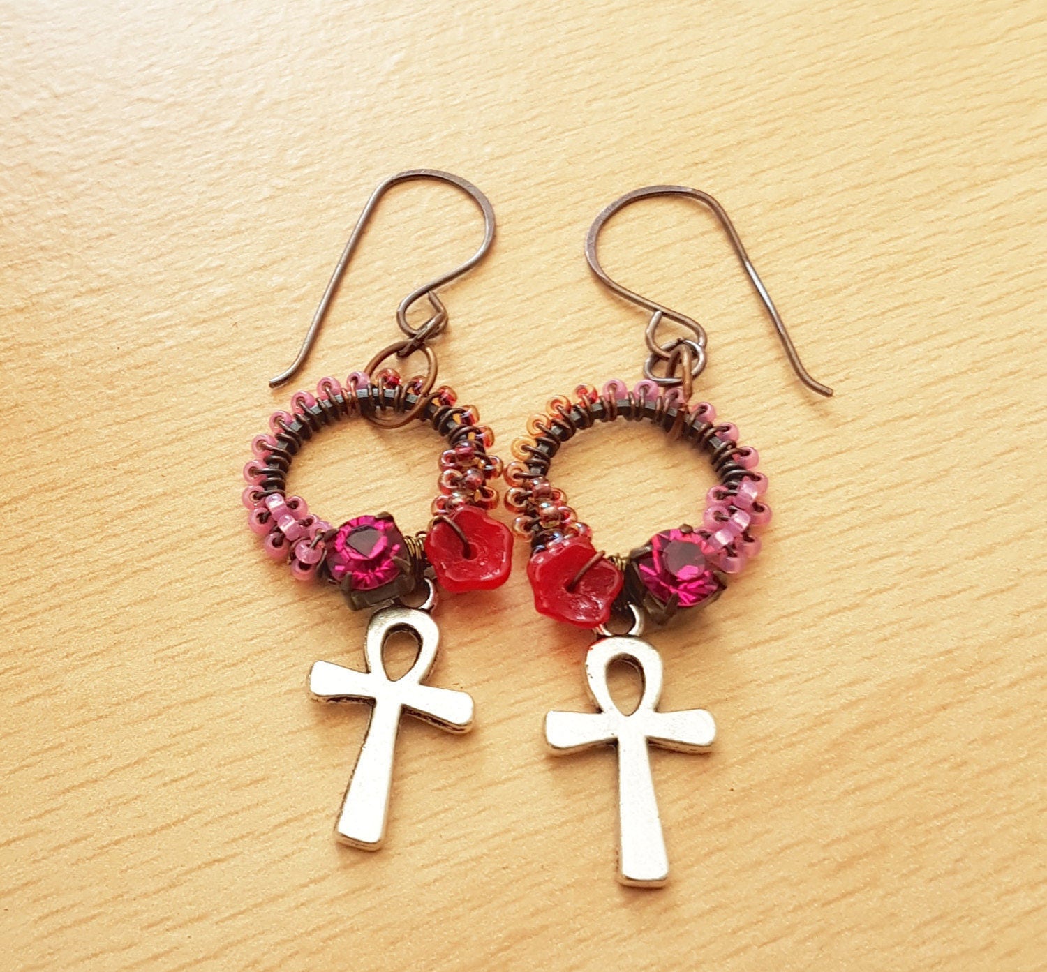 Handgemachte Rosa Glasperlen-Creolen Mit Silbernem Kreuz von SweetgemsDesign