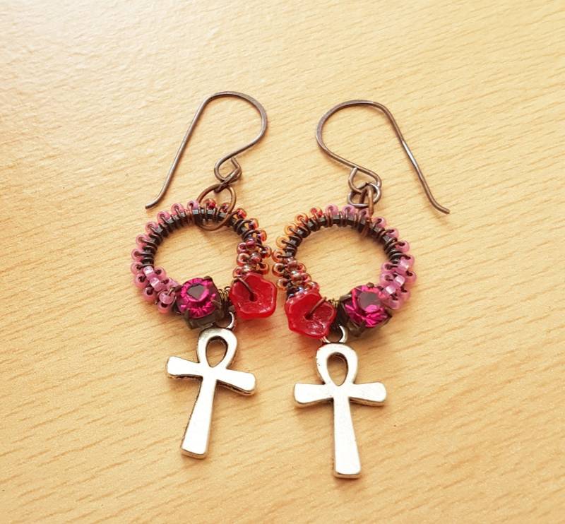 Handgemachte Rosa Glasperlen-Creolen Mit Silbernem Kreuz von SweetgemsDesign