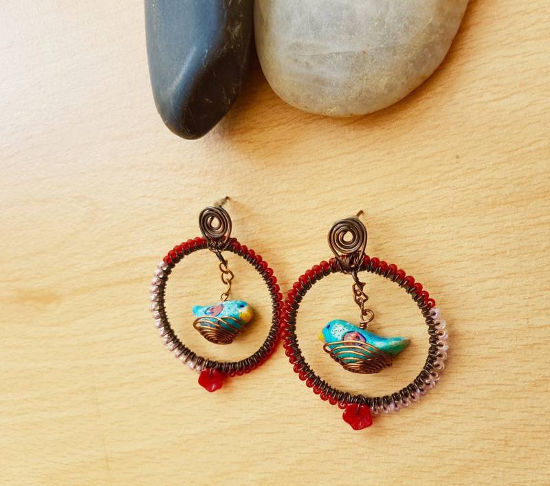 Kupferdraht-Creolen Vogel Anhänger Aus Polymer Clay, Rote Glasperlen von SweetgemsDesign
