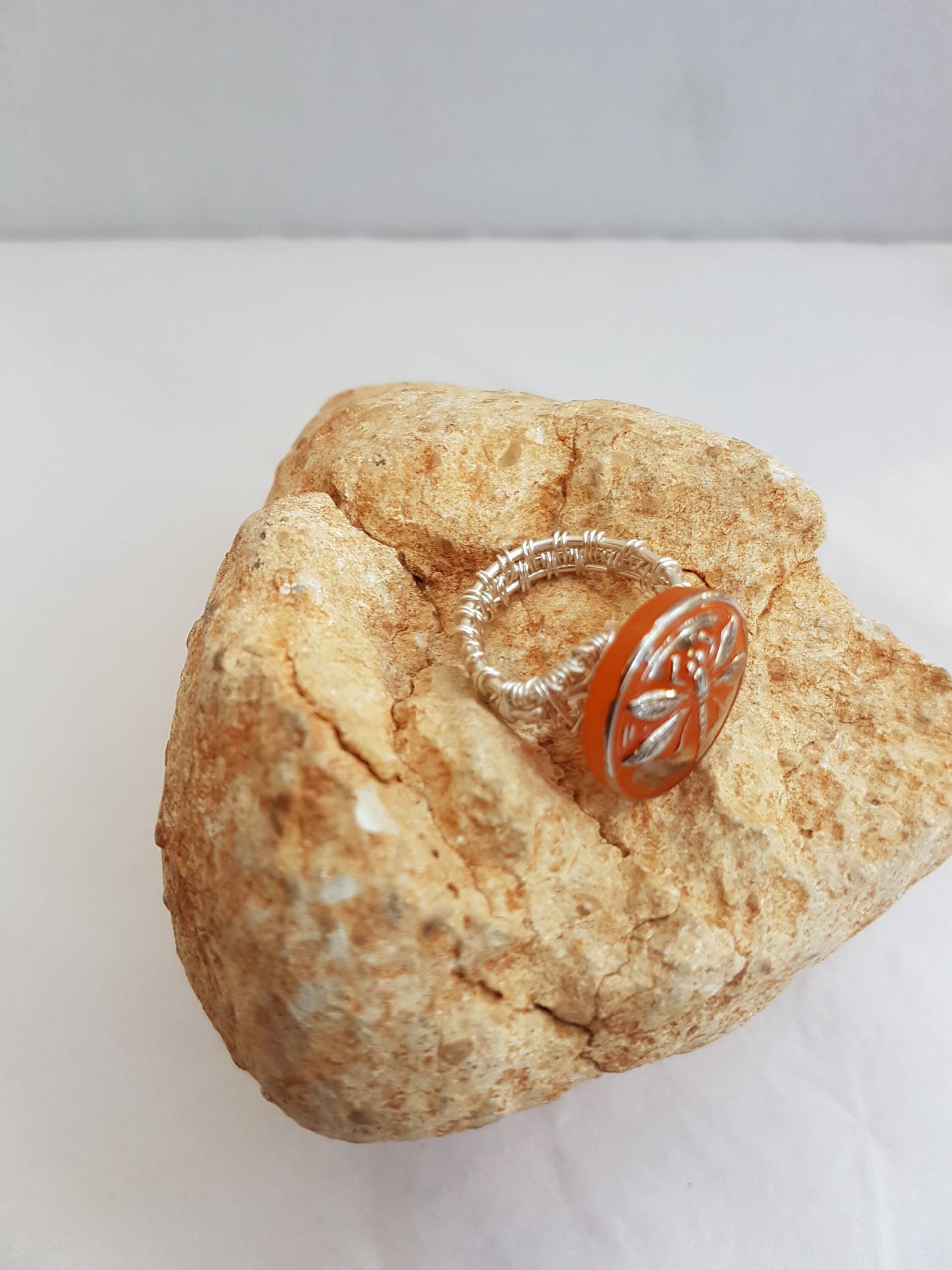 Orange Lampwork Glas Libelle Ring - Versilbert Wire Wrapped Statement von SweetgemsDesign