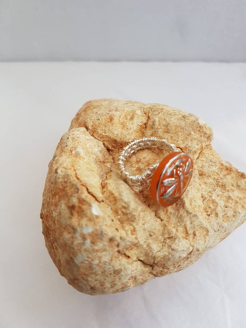 Orange Lampwork Glas Libelle Ring - Versilbert Wire Wrapped Statement von SweetgemsDesign