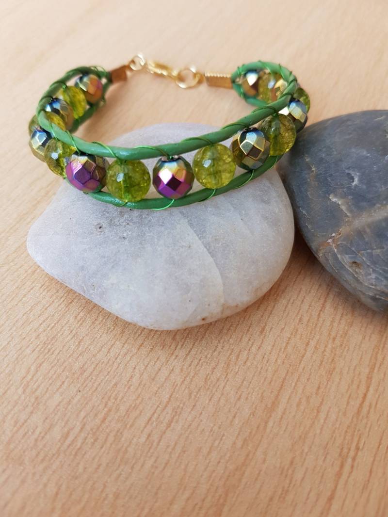 Peridot Coated Hämatit Armband, Grünes Lederband, Damen Teen Schmuck von SweetgemsDesign