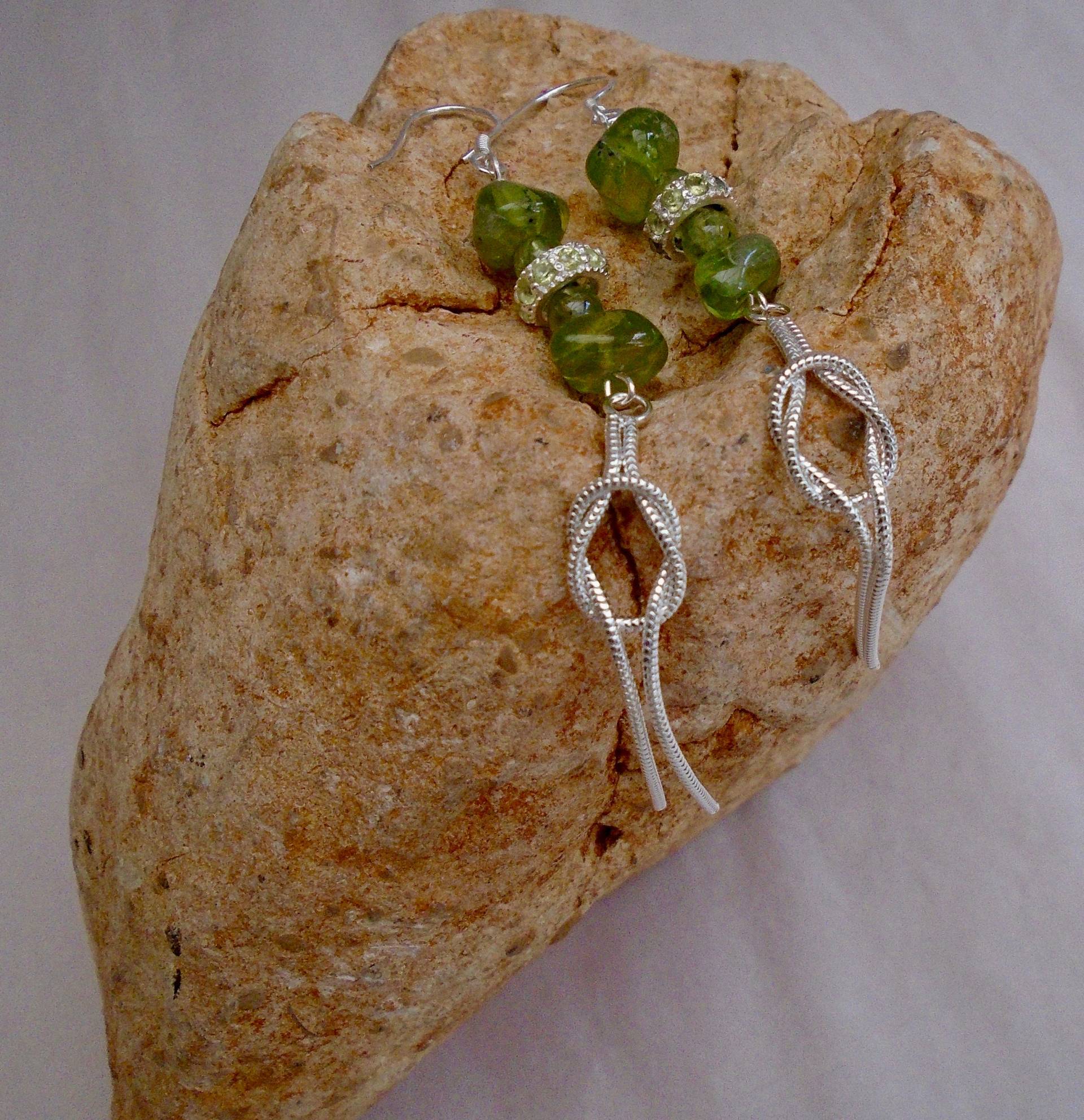 Peridot Liebesknoten Baumeln Ohrringe Sterling Silber August Geburtsstein von SweetgemsDesign