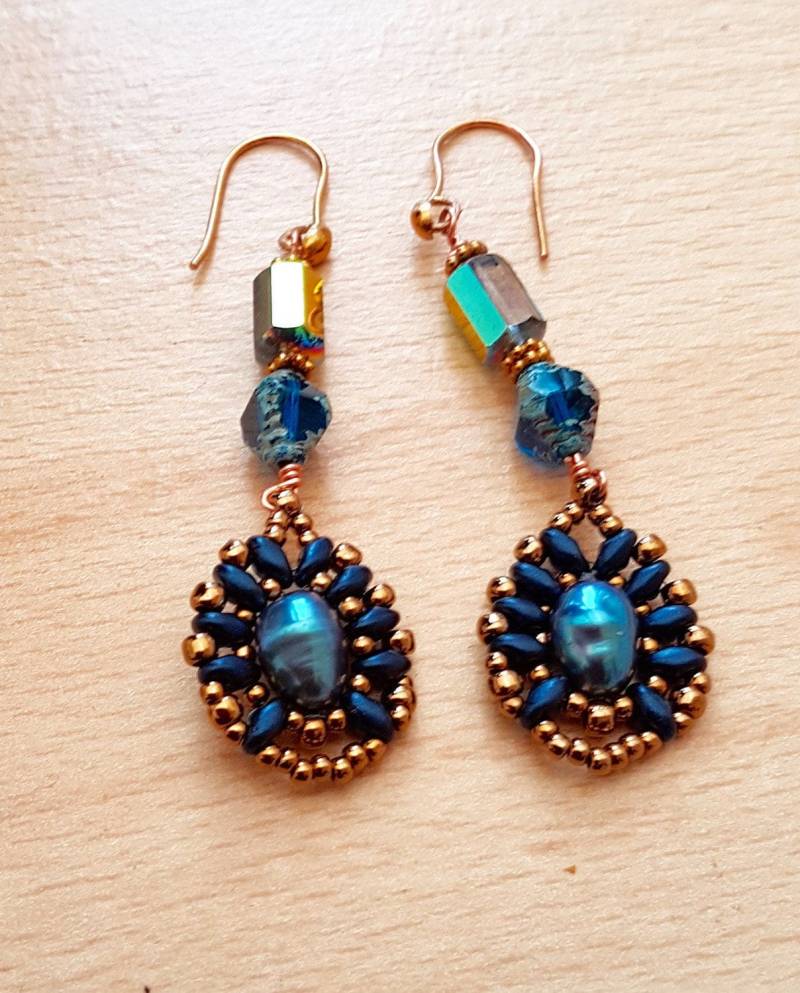 Perlengefädelte Zuchtperlen Ohrringe Blaue Glasperlen, Roségold-Draht von SweetgemsDesign