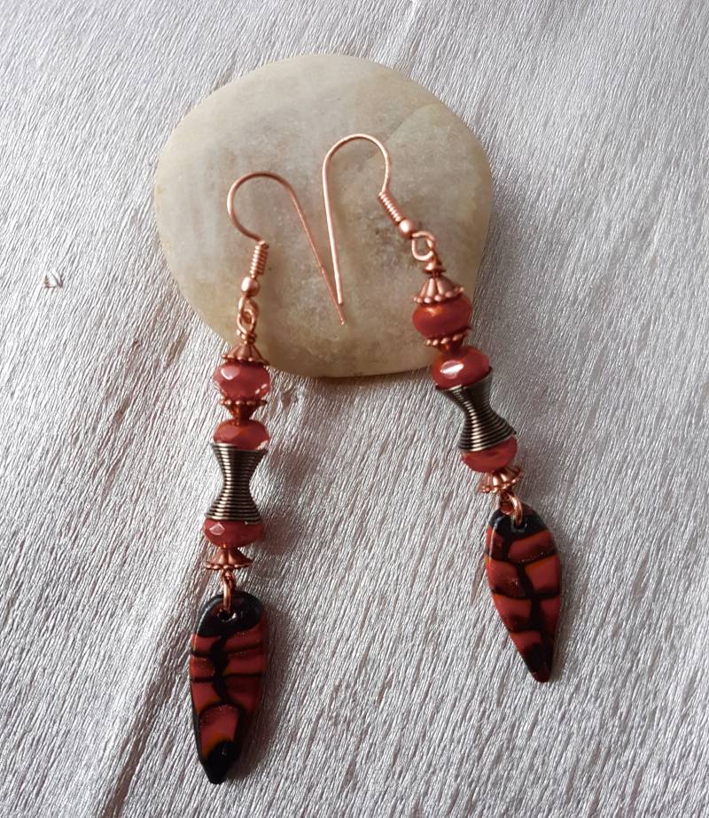Rote & Schwarze Polymer Clay Ohrringe Lampwork Glas, Rose Gold Baumeln von SweetgemsDesign