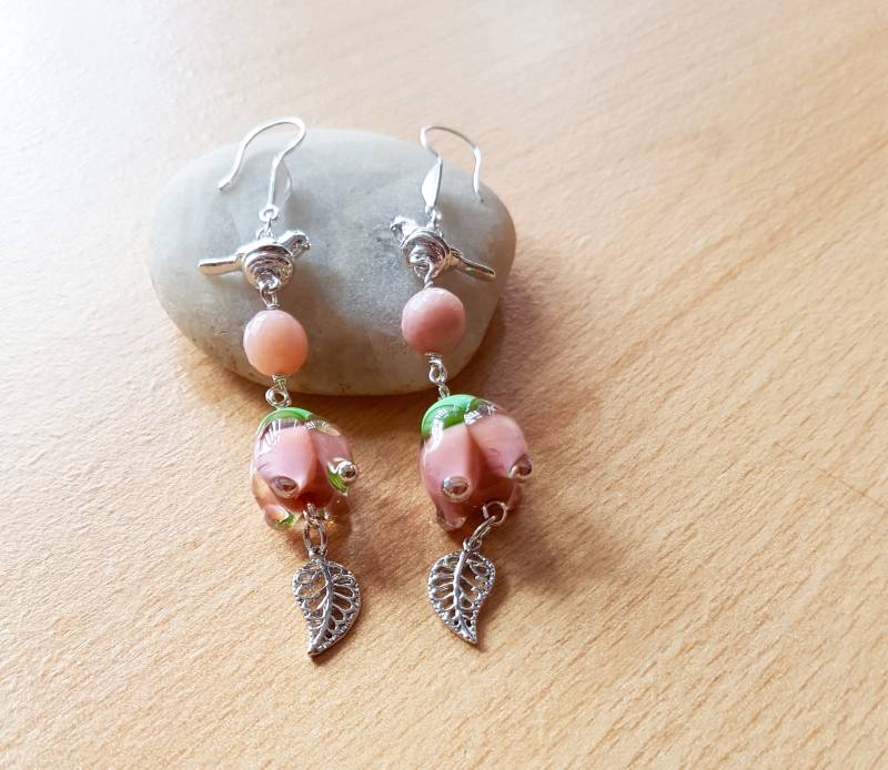 Pfirsichfarbene Lampwork Blumen Ohrringe Pink Opal, Sterling Silber Vogel & Blatt von SweetgemsDesign