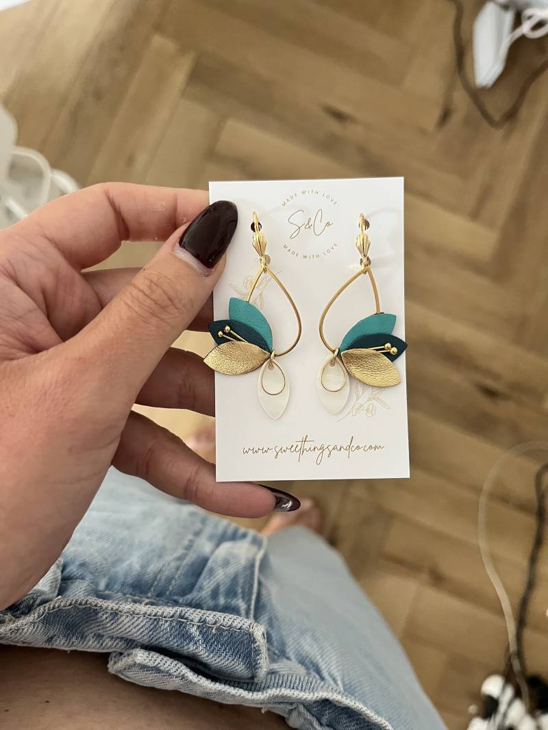Boho-Ohrringe in Gold Und Türkis | Hochzeitsohrringe Im Bohemian-Chic-stil Hochzeitsschmuck Aus Floralem Leder Individualisierbarer Schmuck von Sweethingsandco