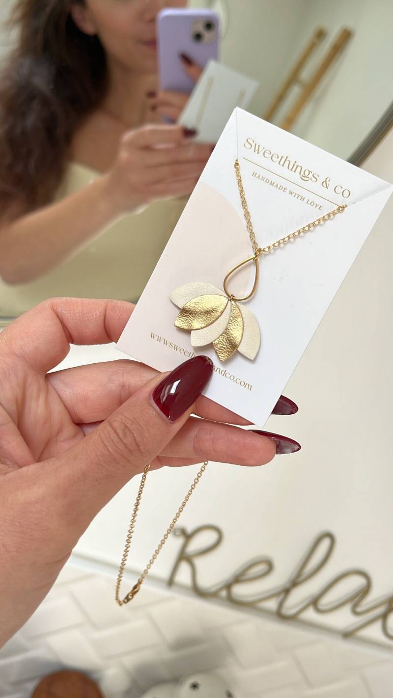 Esmee Halskette in Cremeweiß Und Gold | Floraler Hochzeitsschmuck Aus Leder Trendiges Weihnachtsgeschenk Trauzeugen Accessoire Geburtstagsgeschenk von Sweethingsandco
