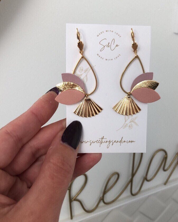 Lederblumenohrringe | Schmuck Mit Goldenen Blütenblättern Brautschmuck Accessoire Für Trauzeugen Trendiges Feminines Geschenk Weihnachtsgeschenk von Sweethingsandco