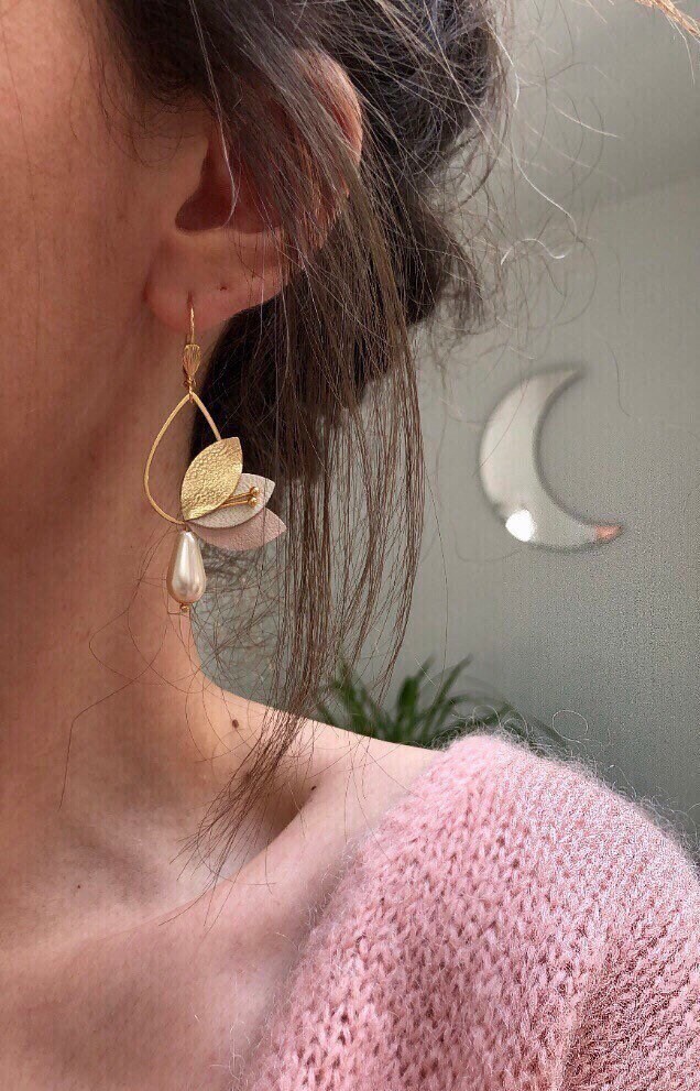 Leonore Blütenblätter Ohrringe Puderrosa Und Gold Leonore, Hochzeitsaccessoire, Brautkleid, Trauzeugengeschenk von Sweethingsandco