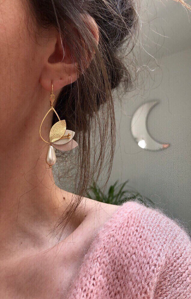 Leonore Blütenblätter Ohrringe Puderrosa Und Gold Leonore, Hochzeitsaccessoire, Brautkleid, Trauzeugengeschenk von Sweethingsandco