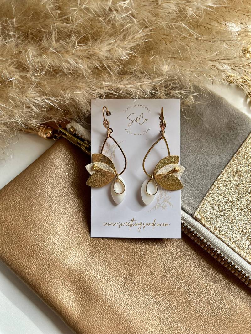 Perlmutt-Blumenohrringe | Brautohrringe Feminines Geschenk Boho-Chic-Hochzeit Floraler Goldschmuck von Sweethingsandco