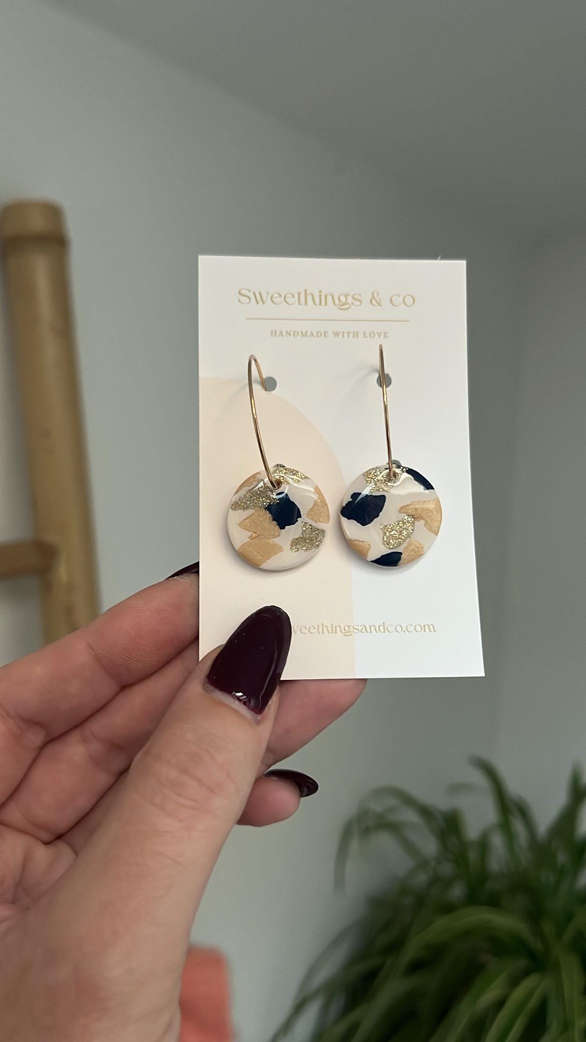 Trendige Terrazzo-Ohrringe | Creolen in Gold Und Mitternachtsblau Schmuck Im Boho-Chic-stil Hochzeitsohrringe Trendiges Weihnachtsgeschenk von Sweethingsandco