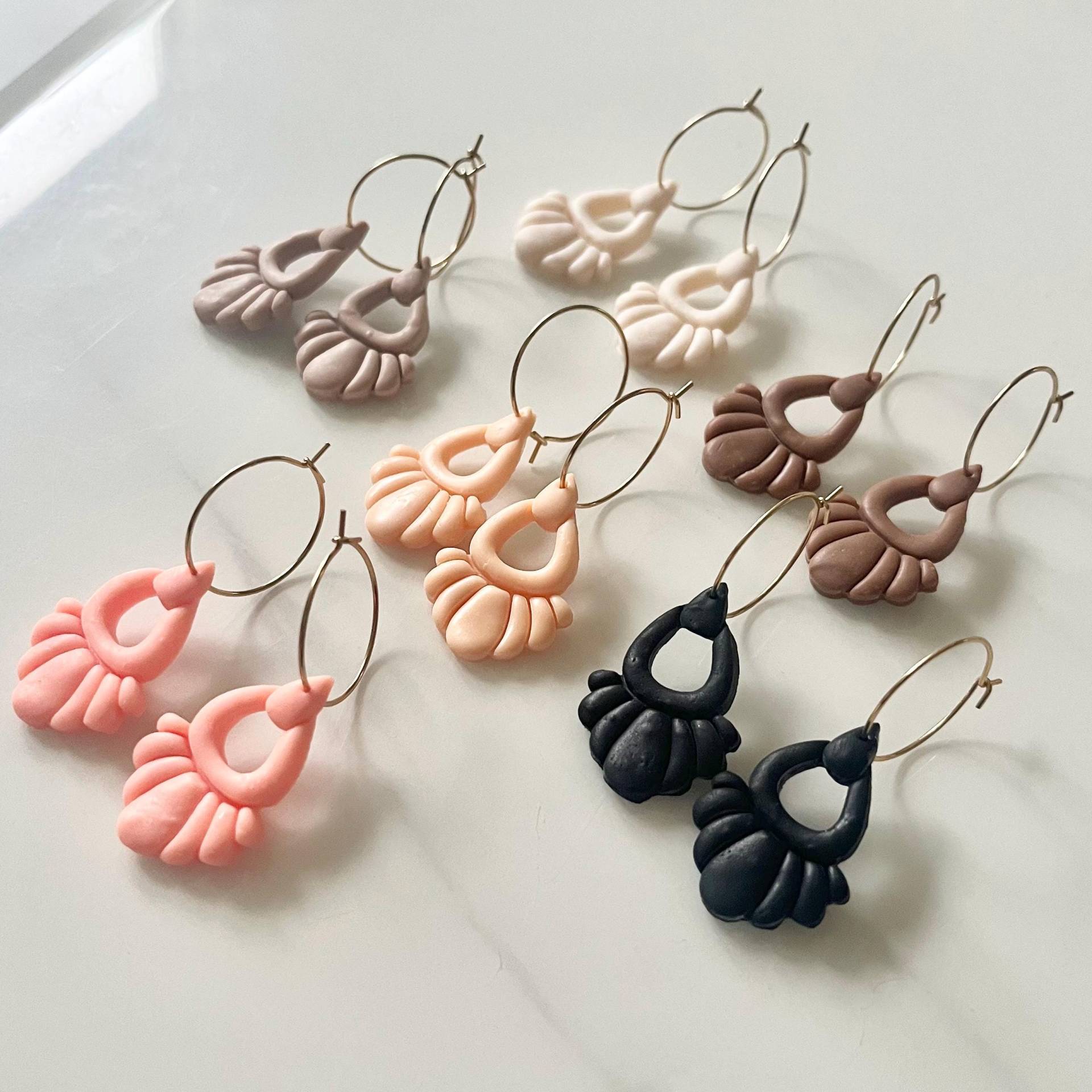 Boho Ohrringe Ohrhänger Creolen Aus Polymer Clay Und Edelstahl Verschiedene Farben Gold Boho Ohrringe Ohrhänger Creolen Aus Polymer Clay Und Edelstahl Verschiedene Farben Gold von Sweetlittlelove24