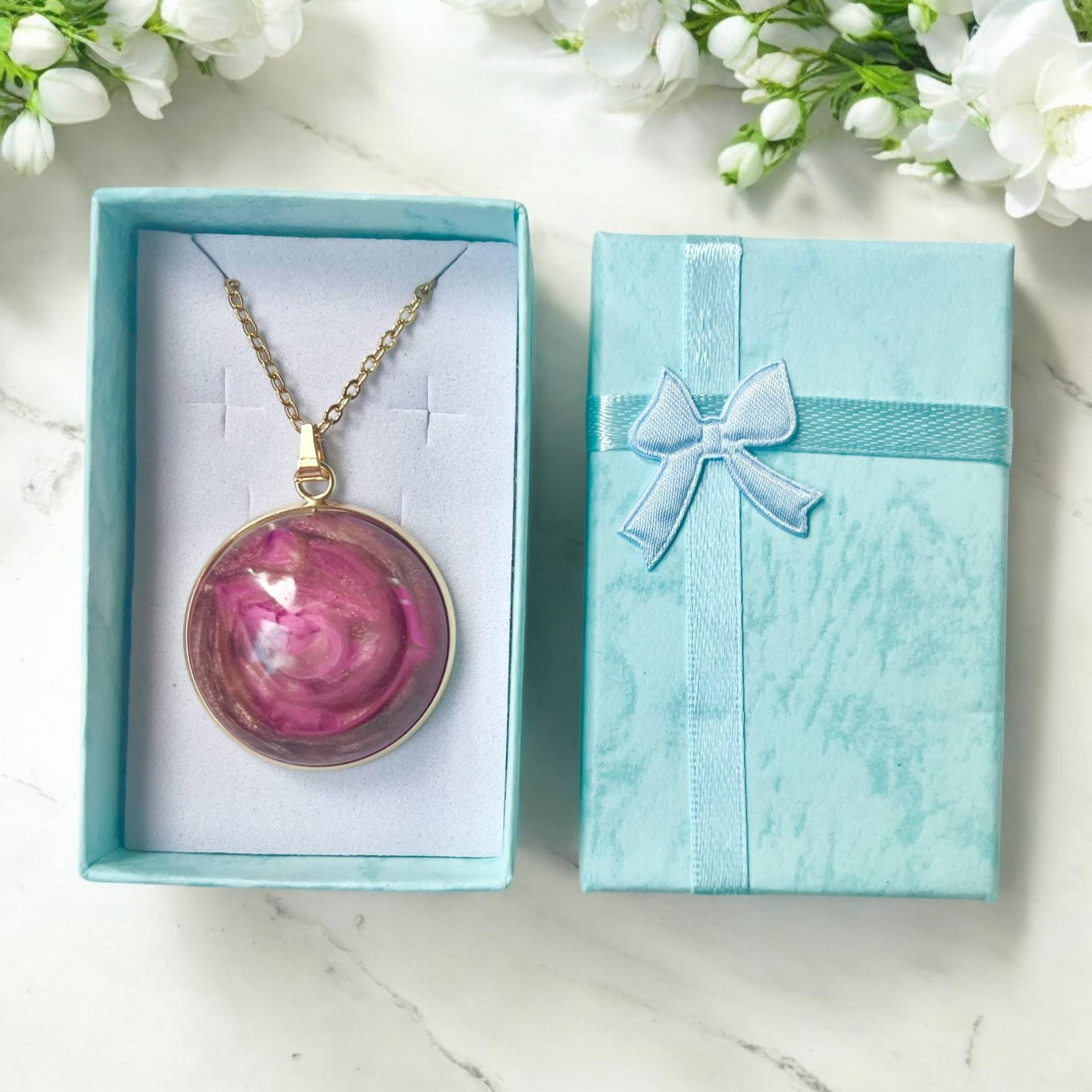 Goldene Halskette Mit Harz-Amulett | Handgefertigte Kette Facettenreichem Muster Unikat Schmuck Geschenk Für Sie von Sweetlittlelove24