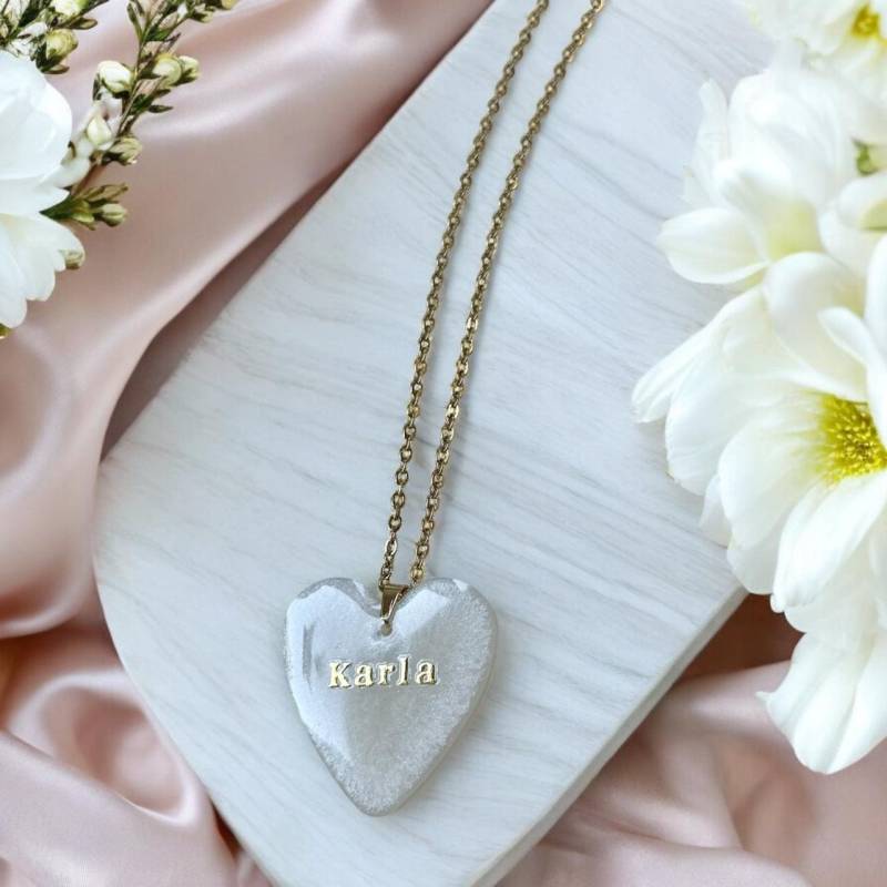Halskette Mit Namen, Personalisiert, Herz Anhänger, Gold, Edelstahl, Perlmutt, Weiß Individuell Persönlich, Geschenk Mädchen Halskette Mit Namen, Personalisiert, Herz Anhänger, Gold, Edelstahl, Perlmutt, Weiß Individuell Persönlich, Geschenk Mädchen von Sweetlittlelove24