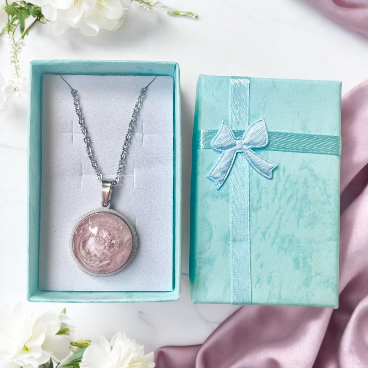 Silberne Halskette Mit Rosa Harz-Amulett | 2cm Anhänger 45cm Edelstahlkette Handgefertigter Schmuck Geschenk Für Sie Silberne Halskette Mit Rosa Harz-Amulett | 2cm Anhänger 45cm Edelstahlkette Handgefertigter Schmuck Geschenk Für Sie von Sweetlittlelove24