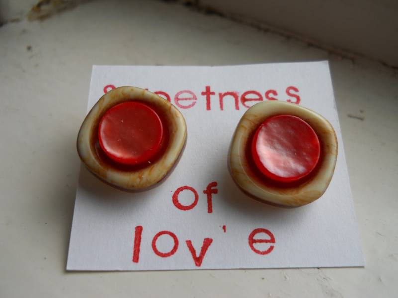 Knopfohrringe - Brauner Knochen Und Hellrot von SweetnessOfLove