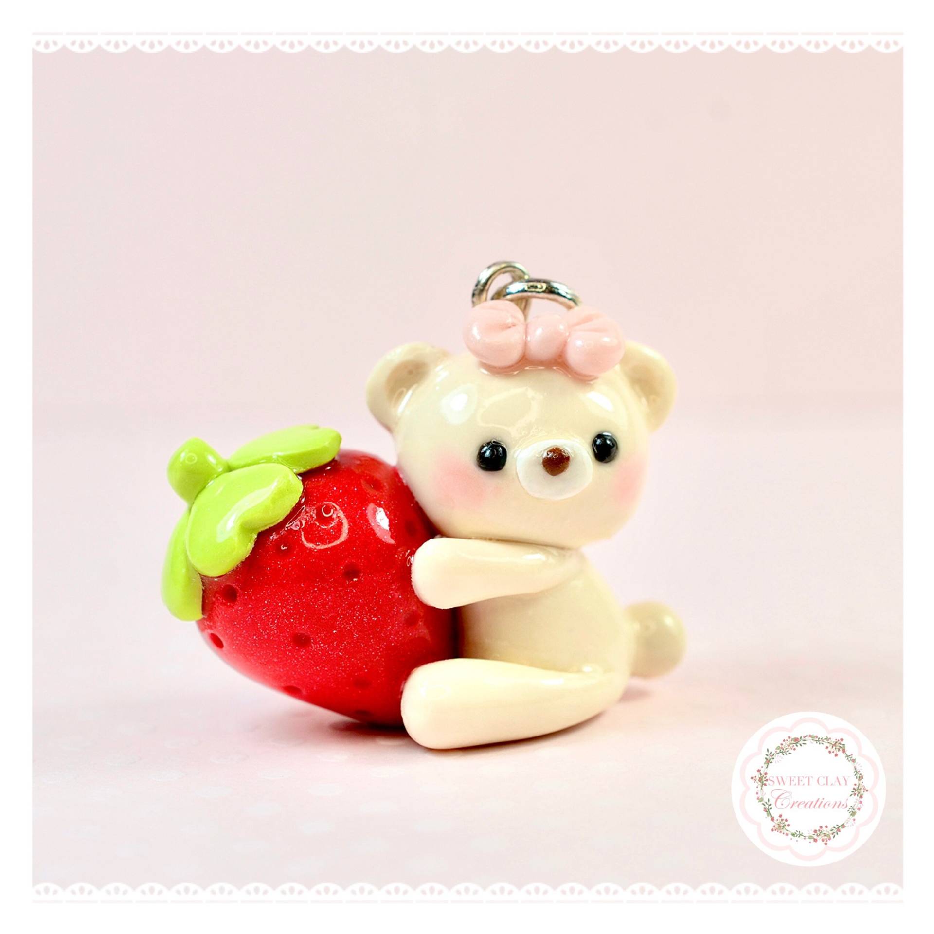 Erdbeer Teddy Bär Kawaii Charm Anhänger Halskette Schlüsselanhänger Polymer Clay Handmade Schmuck Geschenk Mädchen Idee von SweetsClayCreations