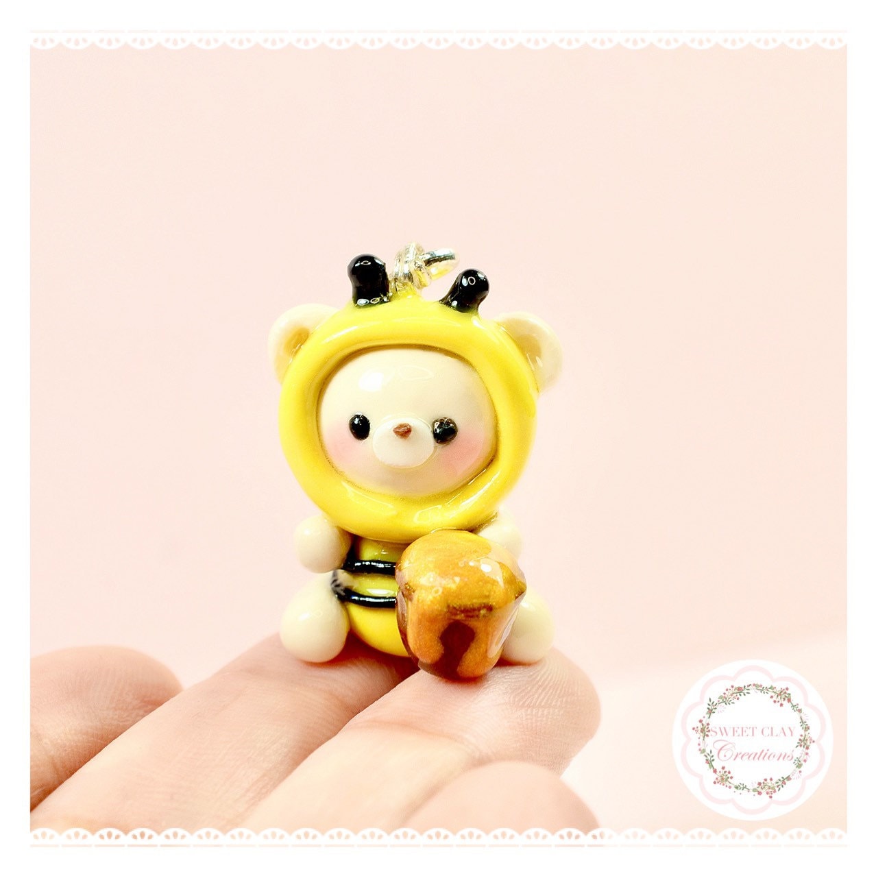 Hummel Teddybär Kawaii Charm Anhänger Halskette Schlüsselanhänger Polymer Clay Handgemachter Schmuck Geschenk Mädchen Idee von SweetsClayCreations