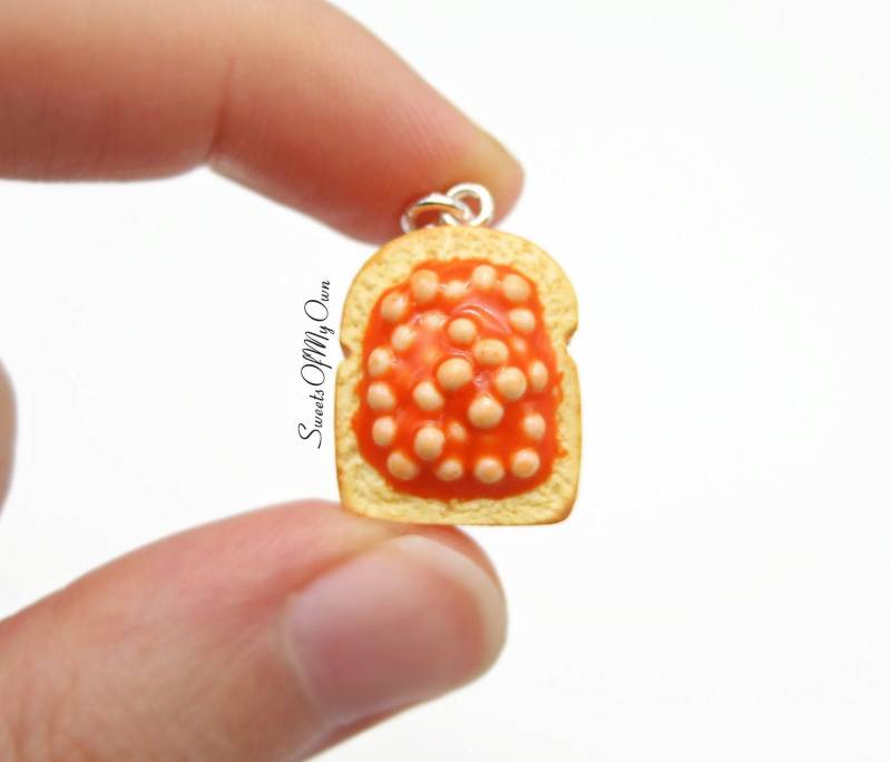 Bohnen Auf Toast - Halskette/Charm/Schlüsselanhänger Frühstück Essen Schmuck Handgemacht Mit Polymer Clay Mto Bohnen Auf Toast - Halskette/Charm/Schlüsselanhänger Frühstück Essen Schmuck Handgemacht Mit Polymer Clay Mto von SweetsOfMyOwn