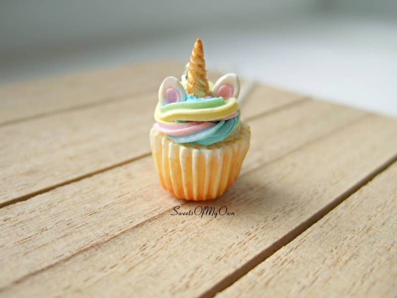 Einhorn Cupcake Anhänger - Halskette/Charm/Schlüsselanhänger Handgefertigt in Großbritannien Mit Polymer Clay Mto Einhorn Cupcake Anhänger - Halskette/Charm/Schlüsselanhänger Handgefertigt in Großbritannien Mit Polymer Clay Mto von SweetsOfMyOwn