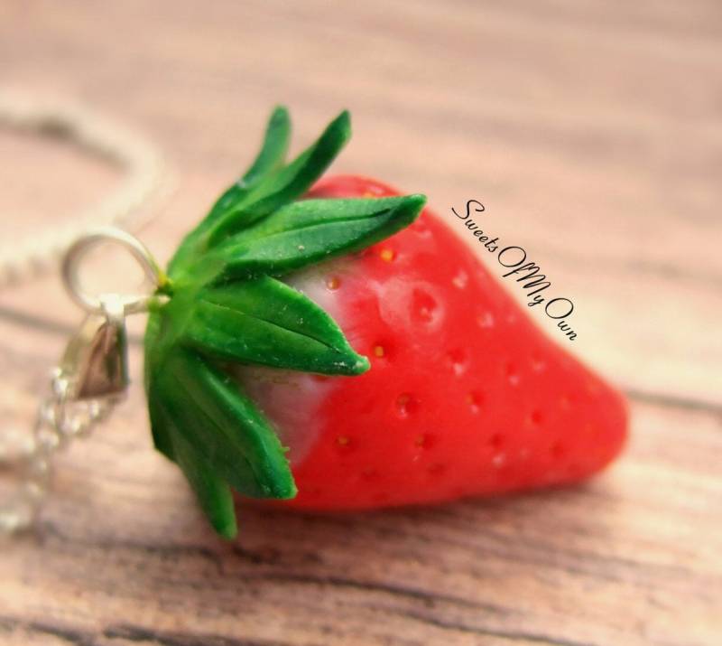 Erdbeer Anhänger - Halskette/Charm/Schlüsselanhänger Schmuck Hell Rot Handgefertigt in Großbritannien Mit Polymer Clay Mto von SweetsOfMyOwn