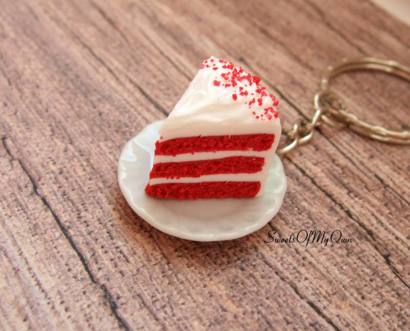Kuchen Anhänger - Halskette/Charm/Schlüsselanhänger Roter Samtkuchen Handgefertigt in Großbritannien Mit Polymer Clay Mto von SweetsOfMyOwn