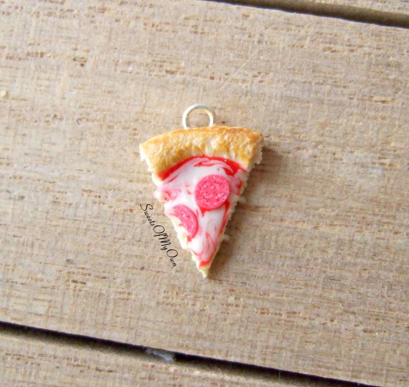 Peperoni Pizza Stück Anhänger | Klein - Charm/Halskette Fortschrittsanzeige Planer Charm Handmade in Uk Peperoni Pizza Stück Anhänger | Klein - Charm/Halskette Fortschrittsanzeige Planer Charm Handmade in Uk von SweetsOfMyOwn