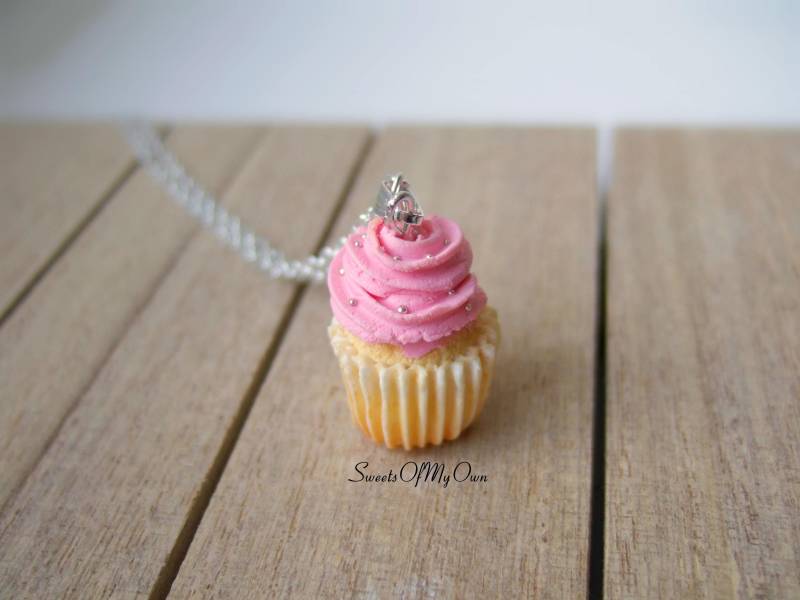 Pink Cupcake - Halskette/Charm Kuchen Anhänger Essen Halskette Handgefertigt in Großbritannien Mit Polymer Clay Mto Pink Cupcake - Halskette/Charm Kuchen Anhänger Essen Halskette Handgefertigt in Großbritannien Mit Polymer Clay Mto von SweetsOfMyOwn