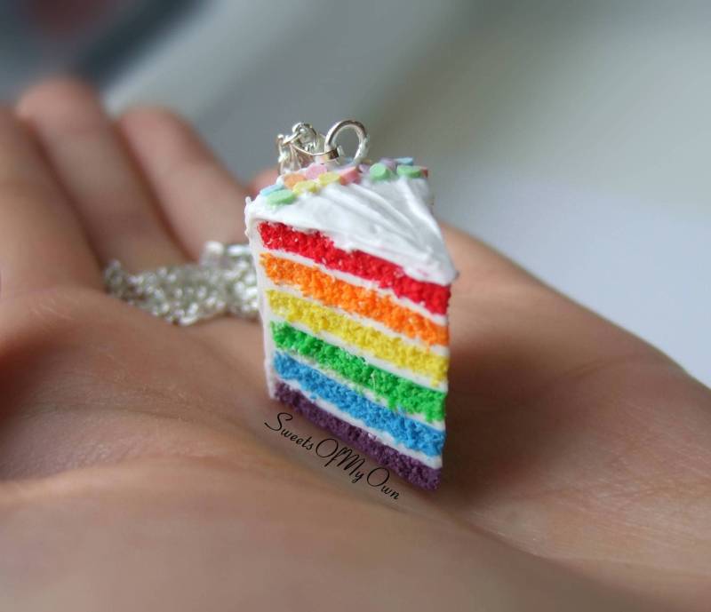Regenbogen Kuchen Stück - Halskette/Charm/Schlüsselanhänger Geburtstagskuchen Anhänger Hergestellt Mit Polymer Clay Regenbogen Kuchen Stück - Halskette/Charm/Schlüsselanhänger Geburtstagskuchen Anhänger Hergestellt Mit Polymer Clay von SweetsOfMyOwn