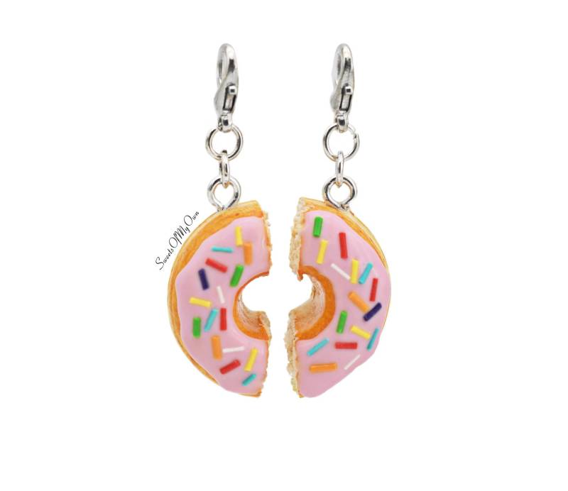 Rosa Donut Mit Regenbogen Streuseln X2 Hälften - Halsketten/Schlüsselanhänger/Charms Food Accessoire Handgemachte Polymer Valentinstage/Geburtstag Rosa Donut Mit Regenbogen Streuseln X2 Hälften - Halsketten/Schlüsselanhänger/Charms Food Accessoire Handgemachte Polymer Valentinstage/Geburtstag von SweetsOfMyOwn